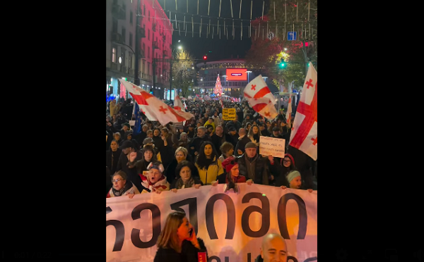 "რეჟიმი გვწამლავს!  ჩატარდეს საერთაშორისო გამოძიება!" -  ფილარმონიიდან პარლამენტისკენ საპროტესტო აქცია-მსვლელობა მიმდინარეობს