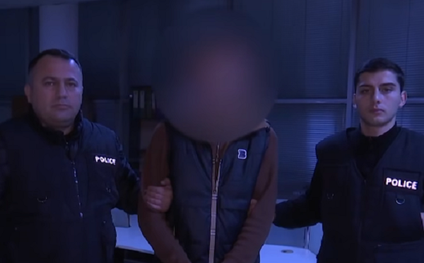 დანის მუქარით დააყაჩაღა, ძვირფასეულობა, 14 000 ლარი გაიტაცა და მიიმალა - მარნეულში 1 პირი დააკავეს