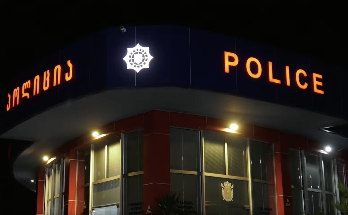 პოლიციამ სამეგრელოში დიდი რაოდენობით უკანონო ცეცხლსასროლი იარაღისა და საბრძოლო მასალის ამოღების ფაქტზე ორი პირი დააკავა