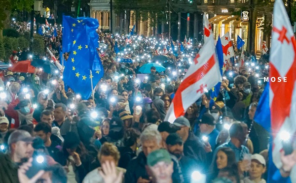 პარლამენტმა „შეკრებებისა და მანიფესტაციების შესახებ“ კანონში ცვლილებები მესამე მოსმენით მიიღო, რომლის მიხედვით, შეზღუდვები ტროტუარზე გამართულ აქციებზე გავრცელდება