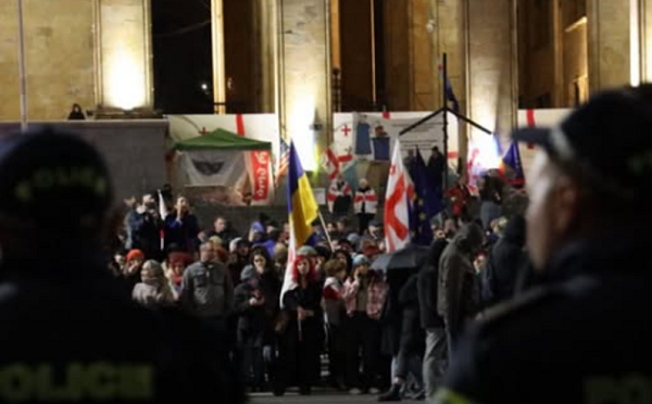 პარლამენტთან აქცია მიმდინარეობს