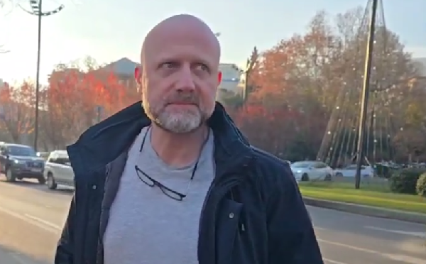 10:30 საათისთვის უნდა ვყოფილიყავი მზად და დილის 08:00 საათზე მაისურით გამომდგეს, სადაც ცოცხალი არსება არ იყო, ერთი ადამიანი ტაქსით იდგა, მისი მობილურით დავუკავშირდი მეუღლეს - ზურაბ ჯაფარიძე