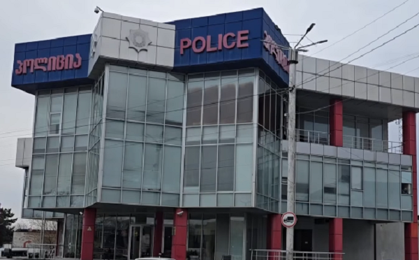 ბრალდებულებმა სურამში საცხოვრებელი სახლი გაქურდეს, დაეუფლნენ სხვადასხვა სახის საყოფაცხოვრებო ნივთებს და მიიმალნენ - დაკავებულია 2 პირი