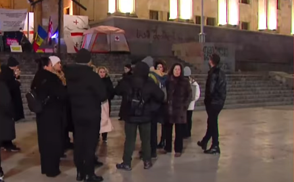 პარლამენტთან საპროტესტო აქცია მიმდინარეობს