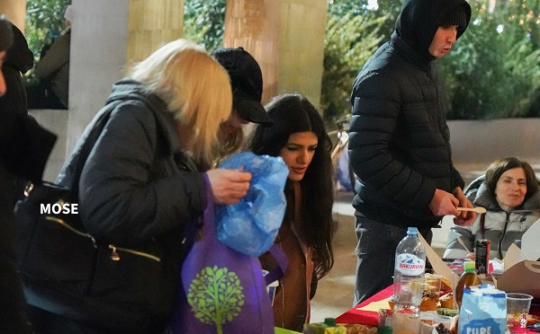 საპროტესტო აქციის მონაწილეები პარლამენტთან ახალი წლის შესახვედრად ემზადებიან