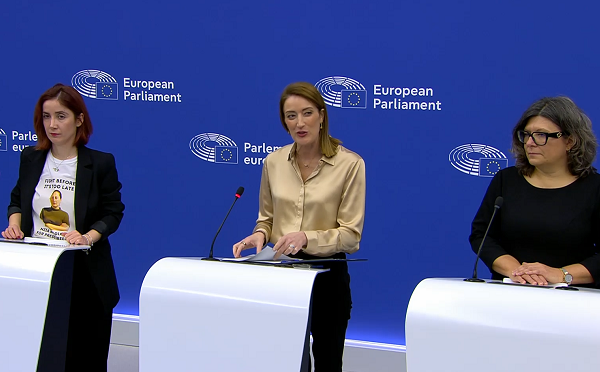 მზია ამაღლობელი და ანდჟეი პოჩობუტი სიმამაცისა და გმირობის განსახიერებები არიან, მივმართავ ყველა იმ ქართველს, ვინც თავის მომავალს ევროკავშირში ხედავს, ეს პარლამენტი მტკიცედ დგას თქვენს გვერდით - რობერტა მეცოლა