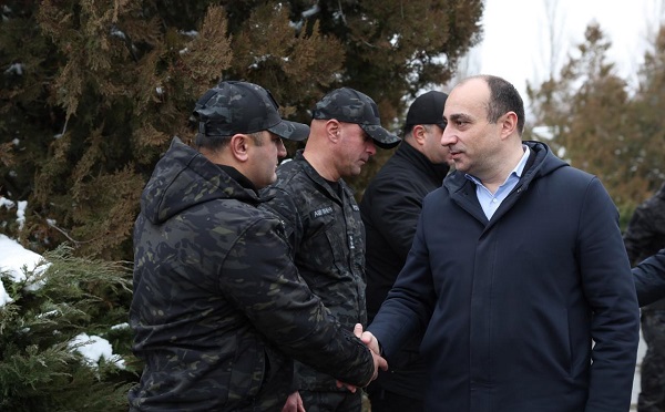 გეკა გელაძე თბილისსა და შიდა ქართლში სხვადასხვა საპოლიციო დანაყოფს ეწვია და მორიგე თანამშრომლებს ახალი წელი მიულოცა