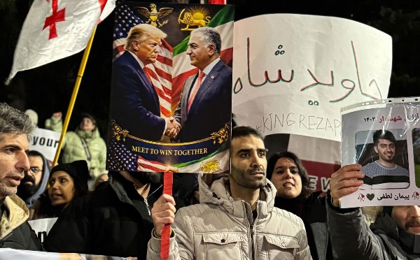 თბილისში ირანის საელჩოსთან საქართველოში მცხოვრებმა ირანელებმა აქცია გამართეს