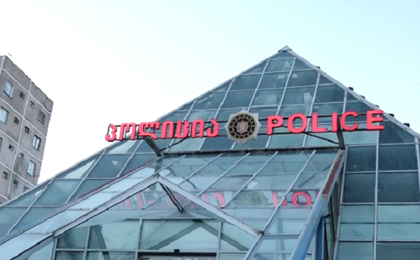 თბილისში ჯანმრთელობის განზრახ მძიმე დაზიანებისა და არასრულწლოვნის მიმართ ძალადობის ბრალდებით 2 პირი დააკავეს