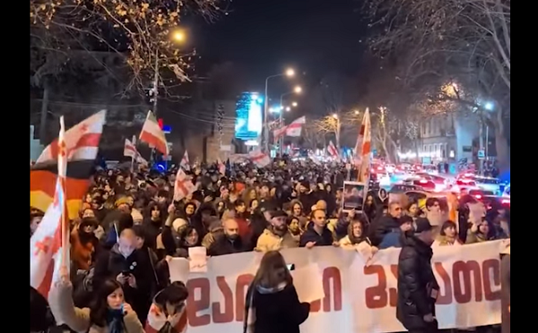 „დაიცავი განათლება“ - ფილარმონიიდან პარლამენტისკენ მარში მიმდინარეობს