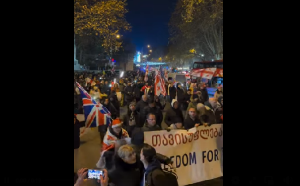 აქციის მონაწილეები ფილარმონიიდან პარლამენტამდე მსვლელობას მართავენ