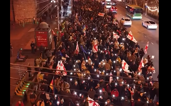 ფილარმონიიდან პარლამენტისკენ საპროტესტო მსვლელობა იმართება