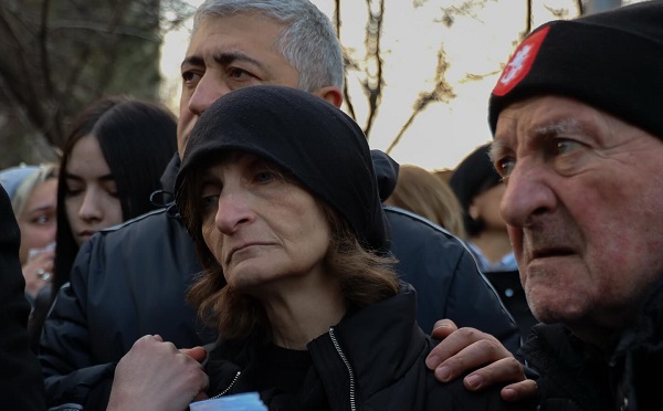 მოკლული მასწავლებლის გიგა ავალიანის დედამ პროკურატურასთან გამართულ აქციაზე განაცხადა, რომ თუ 17 იანვრამდე გენერალური პროკურორი არ გადადგება, შიმშილობას დაიწყებს