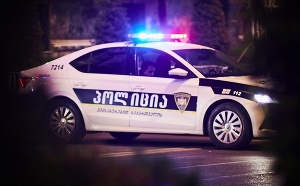 თბილისში, მეტროსადგურ ,,სადგურის მოედნის” მიმდებარე ტერიტორიაზე საპატრულო პოლიციის ავტომანქანა დააზიანა - დაკავებულია 1 პირი