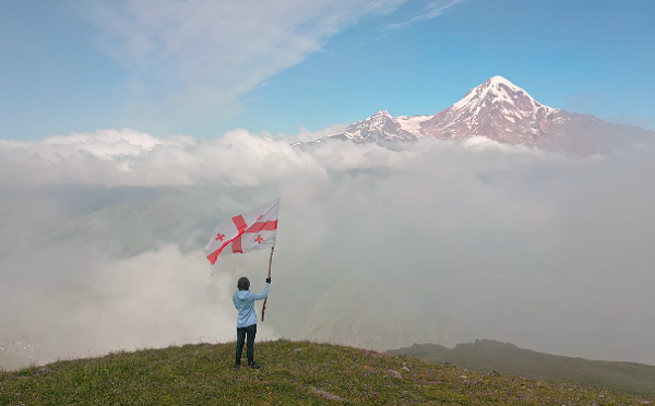 ამ განსაკუთრებულ დღეს ვზეიმობთ სიძლიერეს, გამძლეობასა და იმედს, რომელსაც ქართული დროშა გამოხატავს - სიმამაცისა და მომავლის რწმენის სიმბოლოს - ევროკავშირის წარმომადგენლობა საქართველოში