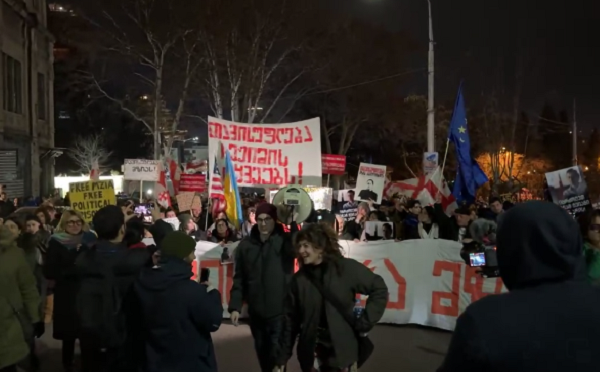 მზია ამაღლობელის მხარდასაჭერად მარჯანიშვილის მოედნიდან პარლამენტისკენ მსვლელობა იმართება