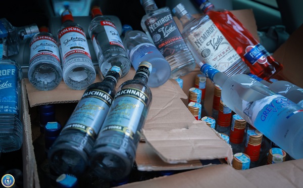 ბრალდებულები რუსთავში ამზადებდნენ სხვადასხვა ბრენდული დასახელების არყებს - სიცოცხლისა და ჯანმრთელობისათვის საფრთხის შემცველი ფალსიფიცირებული საქონლის დამზადების ფაქტზე ორი პირი დააკავეს