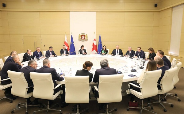 ირაკლი კობახიძე სასურსათო პროდუქციის ფასებთან დაკავშირებით მოქმედი სამთავრობო კომისიის ფორმატში საწვავის მსხვილი კომპანიების წარმომადგენლებს შეხვდა