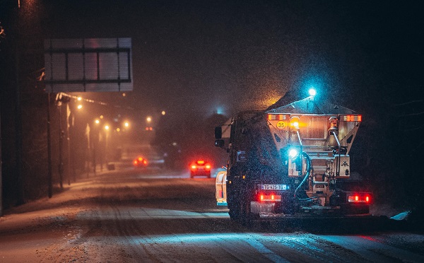 თბილისის ქუჩებში, ასევე, შემოერთებულ ტერიტორიებზე გზები თოვლისგან იწმინდება და ტექნიკური მარილი იყრება