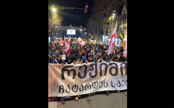 ფილარმონიიდან პარლამენტისკენ საპროტესტო მსვლელობა მიმდინარეობს