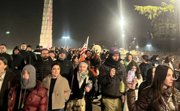 თსუ-სთან შეკრებილი სტუდენტები მსვლელობით ტექნიკური უნივერსიტეტისკენ მიემართებიან