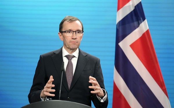 მადუროს რეჟიმი სულ უფრო ავტორიტარული ხდებოდა და პასუხისმგებელი იყო ადამიანის უფლებების სისტემურ დარღვევებზე, თუმცა აშშ-ის სამხედრო ოპერაცია არ შეესაბამება საერთაშორისო სამართალს - ნორვეგიის საგარეო საქმეთა მინისტრი