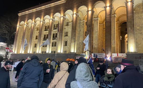 პატიმრობა ტროტუარზე დგომისთვის - ეს გადაწყვეტილებები ეწინააღმდეგება კონსტიტუციას, ახალ პრაქტიკას ამკვიდრებს, რომელიც რუსეთის მსგავსი ავტორიტარული ქვეყნებისთვისაა დამახასიათებელი - „საერთაშორისო გამჭვირვალობა“