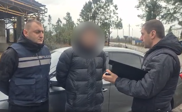 დააკავეს პირი, რომელმაც ბაკურიანში დანით კაცი დაჭრა და მიიმალა