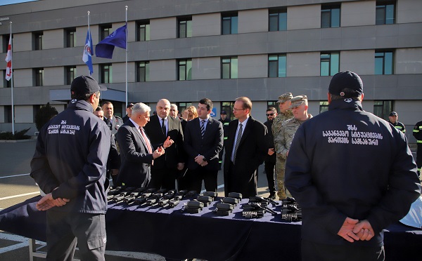 აშშ-ის სამხედრო ჯგუფის (U.S. Military Group) წარმომადგენლებმა საგანგებო სიტუაციების მართვის სამსახურს სახანძრო და საკომუნიკაციო აღჭურვილობა გადასცეს