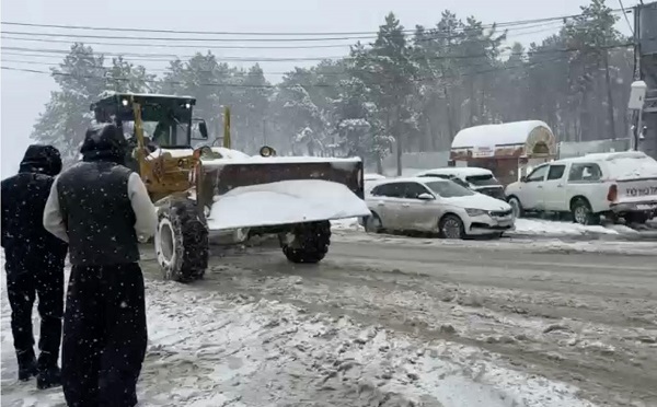 სამუშაოები მთელი თბილისის მასშტაბით უწყვეტ რეჟიმში გრძელდება, პრიორიტეტია ცენტრალური გამზირები და ქუჩები, თუმცა პარალელურად მიდის შიდა გზების წმენდაც - კახა კალაძე