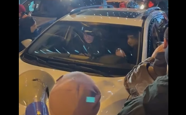 აქციის მონაწილეები ვასილ მაღლაფერიძეს, რომელიც ავტომობილით იმ დროს გადაადგილდებოდა, როცა მარში იმართებოდა, შეძახილებით დახვდნენ