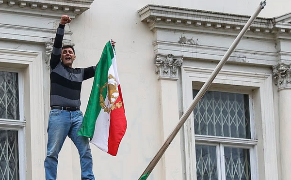 ლონდონში ირანის საელჩოს შენობიდან ირანის დროშა ჩამოხსნეს