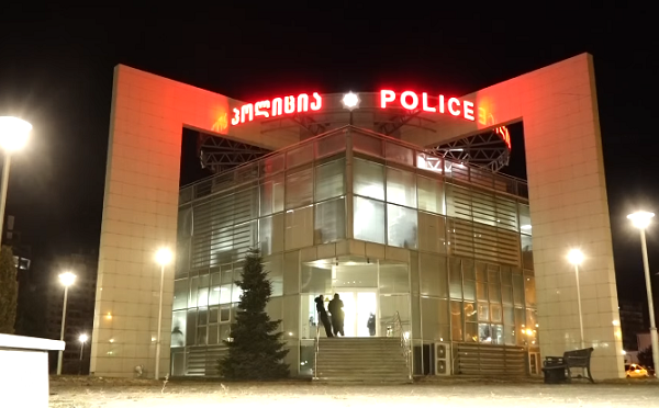 თბილისში, ძალადობის ბრალდებით 4 პირი დააკავეს