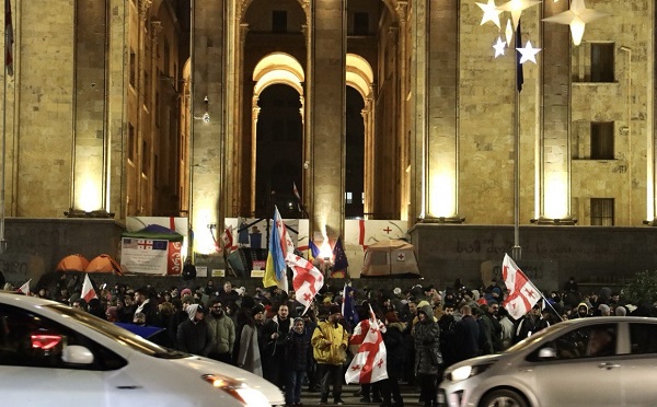 ადამიანის უფლებების კრიზისული მდგომარეობა ახალ ნიშნულზე გადავიდა, როდესაც საქართველოს მოქალაქეები ტროტუარზე პროტესტის გამო სასამართლომ სამართალდამრღვევად სცნო - საია