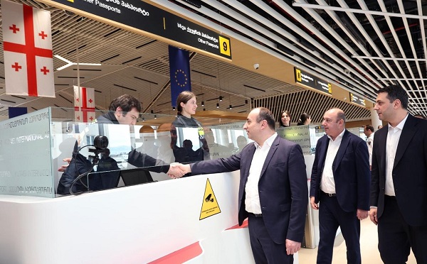 გეკა გელაძე სამეგრელოსა და იმერეთის რეგიონებში, უწყების სხვადასხვა დანაყოფს ეწვია და მორიგე თანამშრომლებს ახალი წელი პირადად მიულოცა