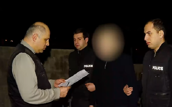 თბილისში დააკავეს პირი, რომელიც ოჯახის წევრზე სისტემატურად ფიზიკურად და სექსუალურად ძალადობდა, სიცოცხლის მოსპობით ემუქრებოდა