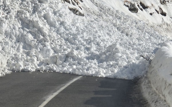 ზვავის ჩამოწოლის გამო, ნაქერალას უღელტეხილზე ავტოტრანსპორტის მოძრაობა აკრძალულია
