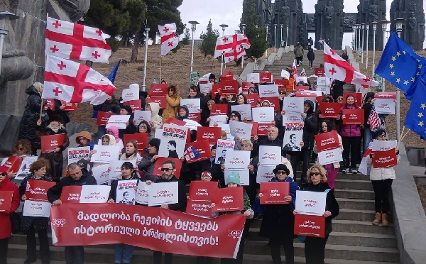 პატიმრების ოჯახის წევრებმა და მხარდამჭერებმა აქცია გამართეს