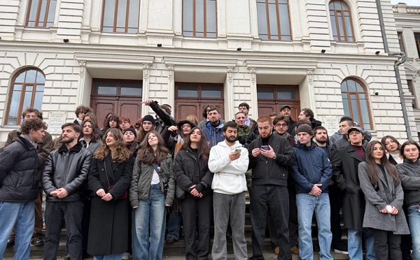 სტუდენტები ირაკლი კობახიძესთან დებატებისთვის მზადყოფნას გამოთქვამენ