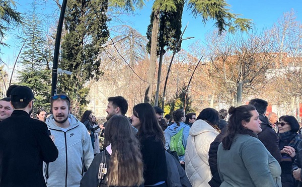 “დაიცავი განათლება” - დედაენის ბაღში საპროტესტო აქცია მიმდინარეობს