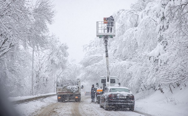 თბილისში და შემოერთებულ ტერიტორიებზე გზების თოვლისგან გაწმენდა ინტენსიურად გრძელდება - მერია