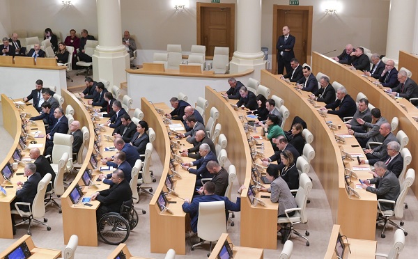 პირის მიერ სისტემატური მოქმედება, რაც მიმართულია კონსტიტუციური ორგანოების არალეგიტიმურობის შესახებ აღქმის დამკვიდრებისკენ, გამოიწვევს ჯარიმას ან საზოგადოებისთვის სასარგებლო შრომას 400-დან 600 საათამდე ან თავისუფლების აღკვეთას 3 - წლამდე ვადით