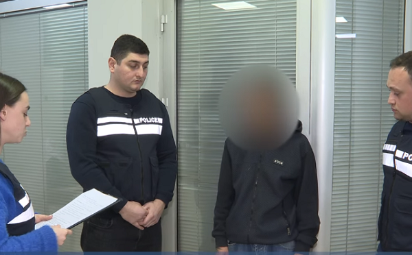 ბრალდებულებმა თბილისში, საიუველირო მაღაზიიდან ფული, ძვირადღირებული ოქროს სამკაულები და 12 მაჯის საათი მოიპარეს - დაკავებულია 2 პირი