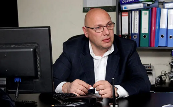 ფალსიფიცირებული თევზის კონსერვების წარმოება-გასაღებისთვის დაკავებულ „კულასა“ და „ბატონოს“ დამფუძნებელს, ივანე გოგლიძეს აღკვეთის ღონისძიების სახით პატიმრობა შეეფარდა