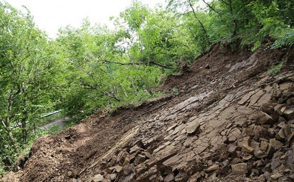 ქვის ცვენისა და ზვავსაშიშროების გამო კალა-უშგულის მონაკვეთზე ავტოტრანსპორტის მოძრაობა აკრძალულია