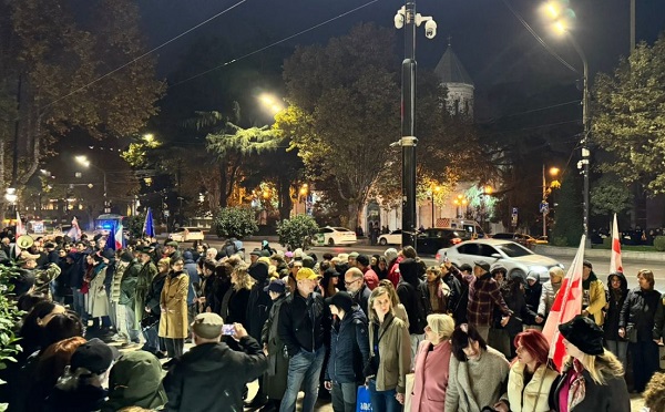 ტროტუარზე დგომის გამო 3 აქტივისტს ადმინისტრაციული პატიმრობა შეეფარდა