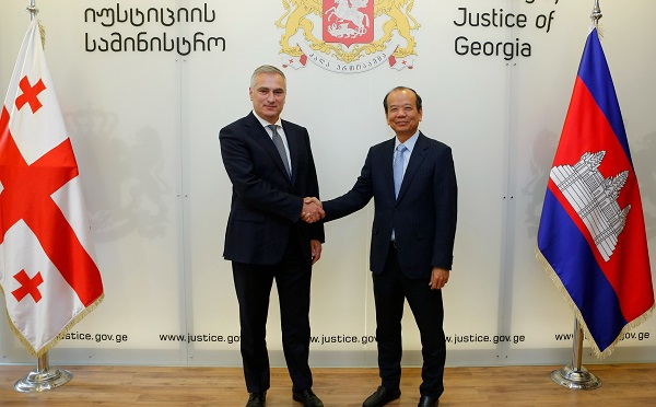 პაატა სალია, ბექა ძამაშვილთან და თამარ ზოდელავასთან ერთად, კამბოჯის ტელეკომუნიკაციების მინისტრ ჩეა ვანდეტს შეხვდა