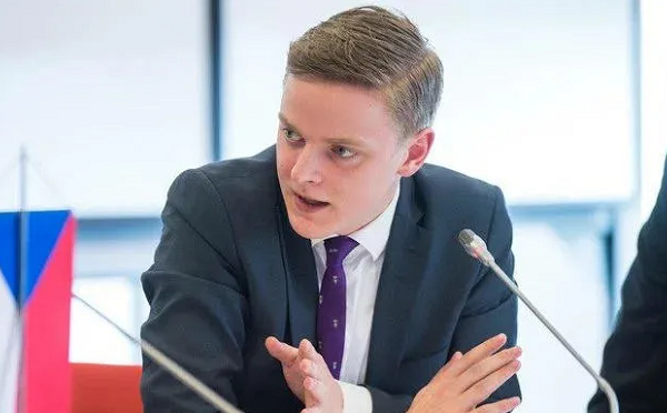 შეხედეთ საქართველოს პარლამენტის წევრებს, სრულ სისულელეებს ლაპარაკობენ, ჩვენ ვცდილობთ დანაშაულთან ბრძოლას, დემოკრატიულ ქვეყნებში ასე ვმუშაობთ, პროტესტის დროს, ოპონენტებს ქიმიური იარაღით არ ვუსწორდებით - შვედი დეპუტატი