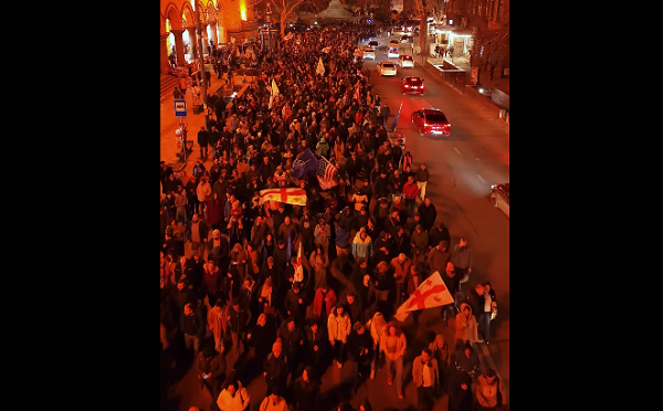 ფილარმონიიდან პარლამენტისკენ საპროტესტო მარში იმართება