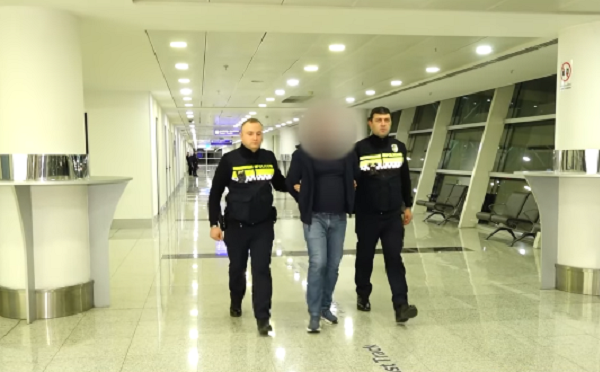 თბილისის საერთაშორისო აეროპორტში დააკავეს უცხო ქვეყნის მოქალაქე, რომელიც ყალბი დოკუმენტის გამოყენებით საქართველოს სახელმწიფო საზღვრის უკანონოდ გადაკვეთას ცდილობდა